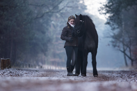 Pferd und Mädchen im Frost, Brandenburg